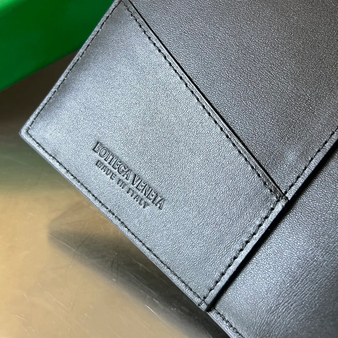 Batch 960 B’s new cassette passport holder [let me see].  777046 The classic woven element is the symbol of bv. It is composed of sheepskin and lining cowhide. It is soft and moderate. The texture is durable and durable. In addition to your passport, you can also put your cards, documents and a small amount of cash. It is small and exquisite. Super suitable for travel. Weaving is the eternal classic of this brand. Size: 13.6x10.5,